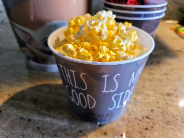 Vliegveld College hoofdstad Family Movie Night Fun With Zak's New Popcorn Bowl Sets - Mom and More