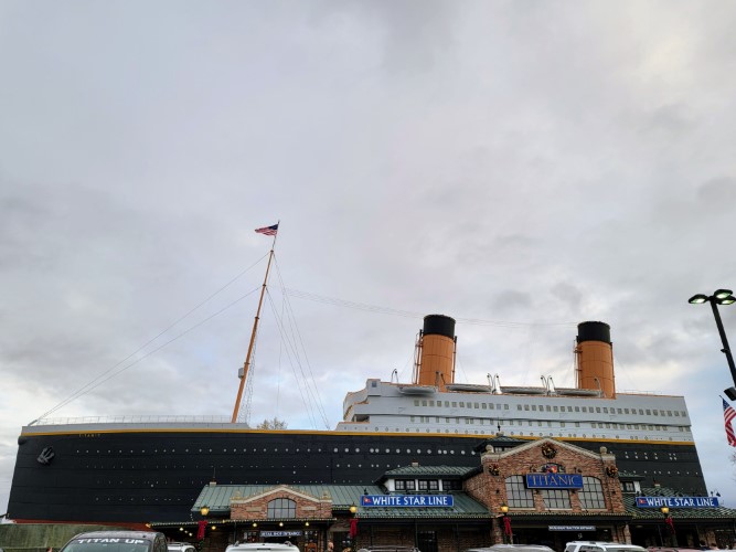 Visiting the Largest Titanic Museum Attraction {Pigeon Forge, TN